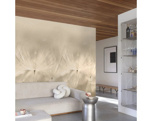 Salon avec papier peint à motif de pissenlit, canapé et plafond en bois.