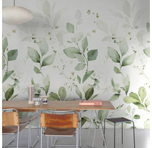 Salle à manger avec papier peint à motifs de feuilles, table en bois et chaises