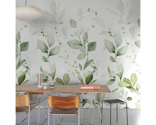 Salle à manger avec papier peint à motifs de feuilles, table en bois et chaises
