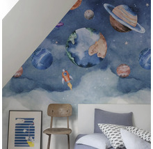 Chambre d''enfant avec papier peint sur le thème de l''espace, lit et chaise