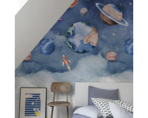 Chambre d''enfant avec papier peint sur le thème de l''espace, lit et chaise