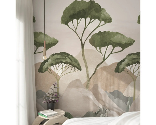 Helles Schlafzimmer mit Waldtapete, Nachttisch und Pendelleuchte