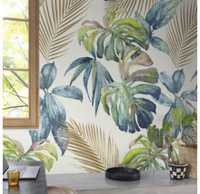 Pièce avec papier peint à motifs avec des motifs végétaux