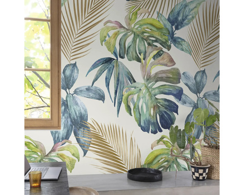 Pièce avec papier peint à motifs avec des motifs végétaux