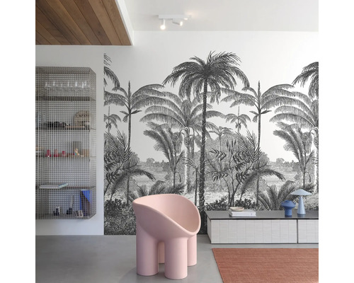 Salon avec papier peint tropical, fauteuil moderne et étagère métallique.