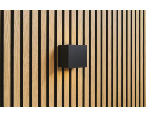 Applique murale en forme de cube sur un mur à panneaux de bois