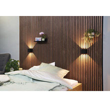 Chambre à coucher avec panneaux muraux, appliques murales et lit