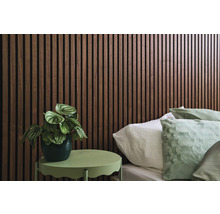 Pièce avec lit, panneaux muraux et table d''appoint avec plante