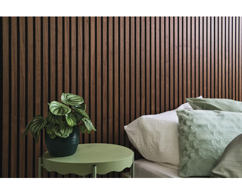 Pièce avec lit, panneaux muraux et table d''appoint avec plante