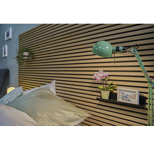 Chambre avec lit, panneaux muraux et lampe verte
