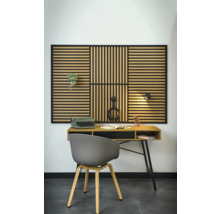 Aménagement avec bureau, chaise et panneau acoustique au mur.