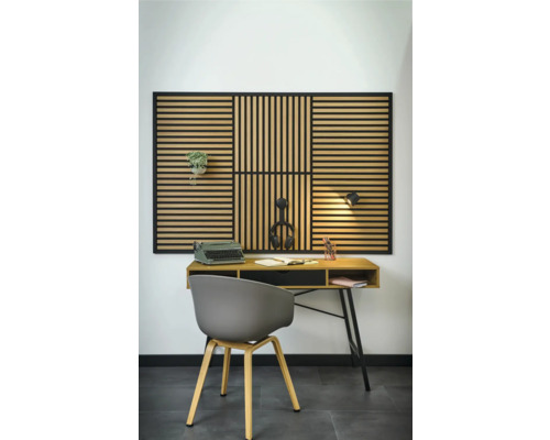 Aménagement avec bureau, chaise et panneau acoustique au mur.
