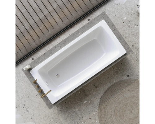 Vue de dessus d''une baignoire rectangulaire avec robinetterie