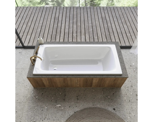 Baignoire intégrée avec habillage en bois et robinetterie