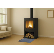 Salon avec poêle à bois, bûches et tapis de cheminée