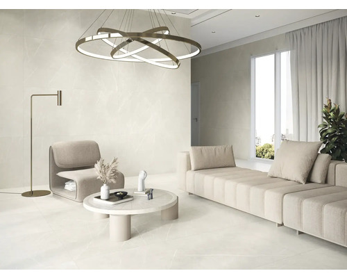 Heller Wohnraum mit Sofa, Sessel, Tisch, Stehlampe und Deckenleuchte