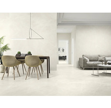 Espace de vie lumineux avec table à manger, canapé et carrelage imitation marbre