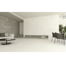 Salon lumineux avec carrelage en marbre, canapé, table et chaises