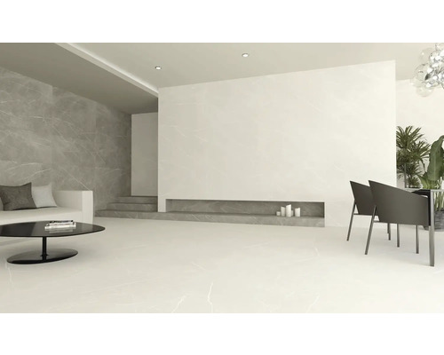 Salon lumineux avec carrelage en marbre, canapé, table et chaises