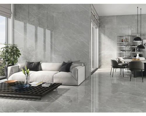 Heller Wohnraum mit grauen Marmorfliesen an Boden und Wand, Sofa, Esstisch und Fenster