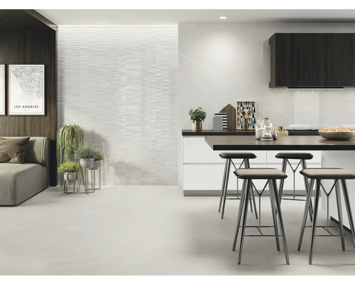 Heller Wohnraum mit Fliesenboden, Sitzgelegenheiten und Küchentheke