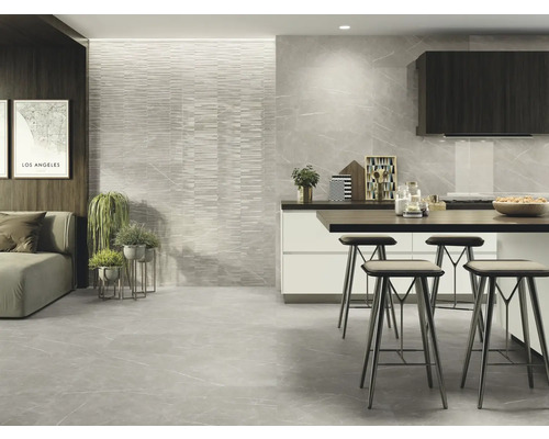 Espace de vie lumineux et ouvert avec carrelage et cuisine attenante avec tabourets de bar