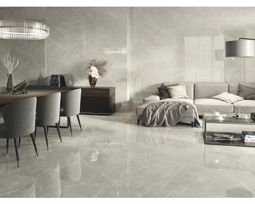 Salon avec carrelage, table à manger, chaises et canapé