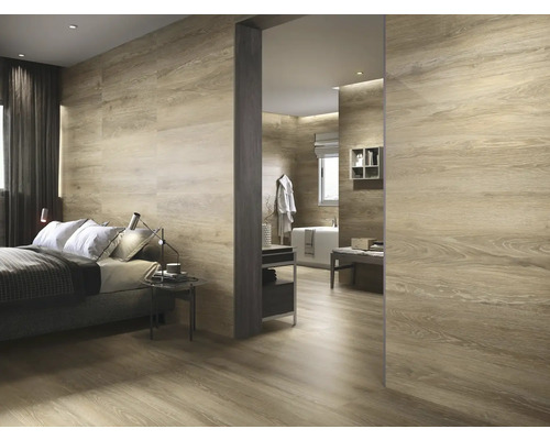 Helles Schlafzimmer und Badezimmer mit Fliesen in Holzoptik an Boden und Wänden.