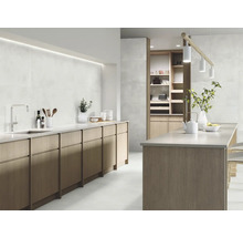 Cuisine lumineuse avec kitchenette, îlot de cuisine, carreaux blancs et étagères