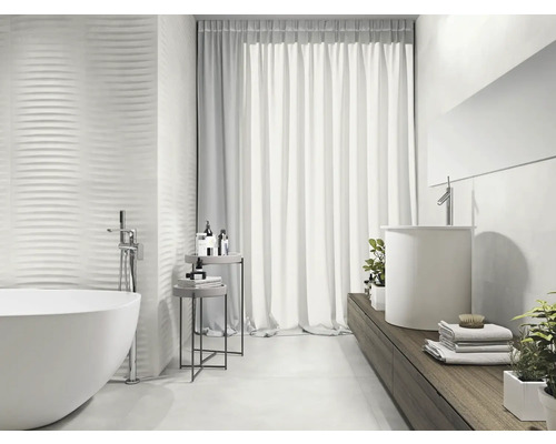 Helles Badezimmer mit freistehender Badewanne, Waschbecken und strukturierten Wandfliesen für ein modernes Design.