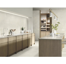 Cuisine claire avec kitchenette, îlot de cuisine et placards intégrés pour une impression organisée.
