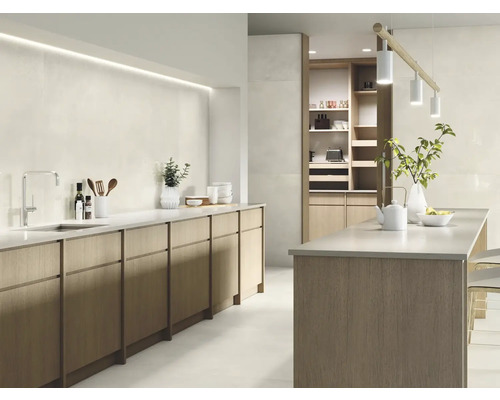 Helle Küche mit Küchenzeile, Kücheninsel und Einbauschränken für einen organisierten Eindruck.