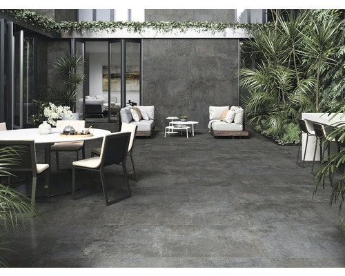 Terrasse avec coin salon, table à manger et plantes