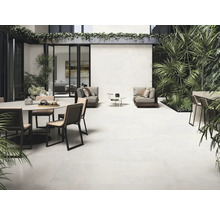 Terrasse avec sol carrelé, sièges et plantes