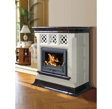 Kachelofen mit Sichtfenster und Holzfeuer im Wohnraum.