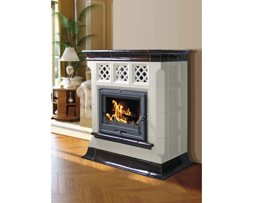 Kachelofen mit Sichtfenster und Holzfeuer im Wohnraum.