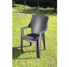 Chaise de jardin en plastique sur une pelouse