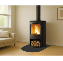 Poêle à bois avec rangement pour le bois et feu de cheminée dans le salon