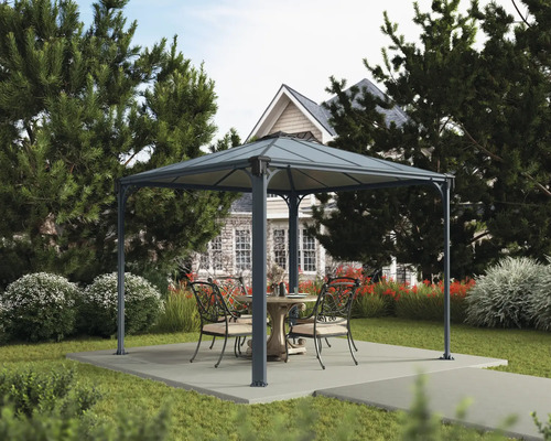 Scène de jardin avec pavillon, table et chaises sur une terrasse