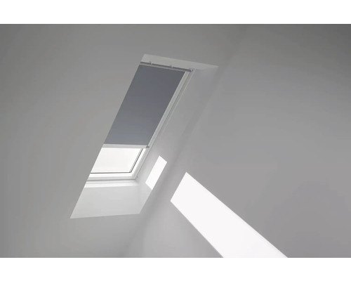 VELUX Dachfenster Verdunkelungsrollo blaugrau mit weißem Alu-Rahmen elektronisch DML CK06 4581KWL Dachfenster mit teilweise geschlossenem Rollo