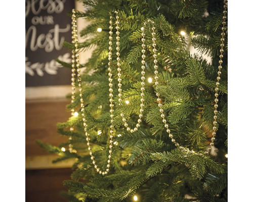 Weihnachtsbaum geschmückt mit einer silberfarbenen Kugelkette