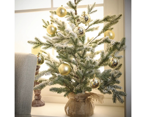 Dekorierter Miniaturweihnachtsbaum mit Kugeln