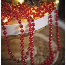 Décoration avec des boules rouges sur une ficelle