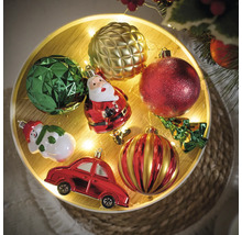 Boules de Noël décoratives et figurines sur un plateau avec des lumières.