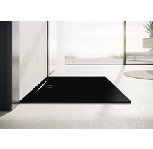 Receveur de douche plain-pied dans une salle de bains moderne avec vue sur la mer