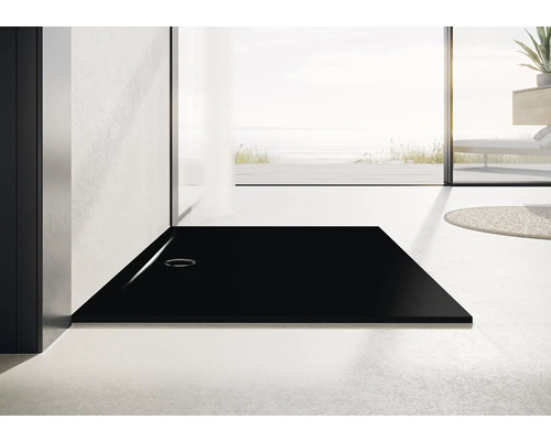 Receveur de douche plain-pied dans une salle de bains moderne avec vue sur la mer