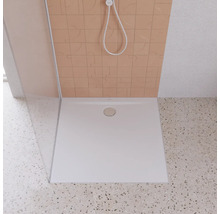 Receveur de douche carré en pierre reconstituée avec garniture d''écoulement dans une douche.