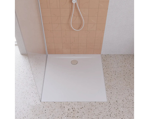 Receveur de douche carré en pierre reconstituée avec garniture d''écoulement dans une douche.