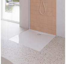 Receveur de douche carré en fonte minérale dans une salle de bain moderne
