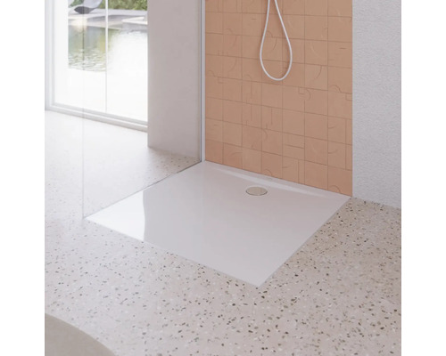Receveur de douche carré en fonte minérale dans une salle de bain moderne